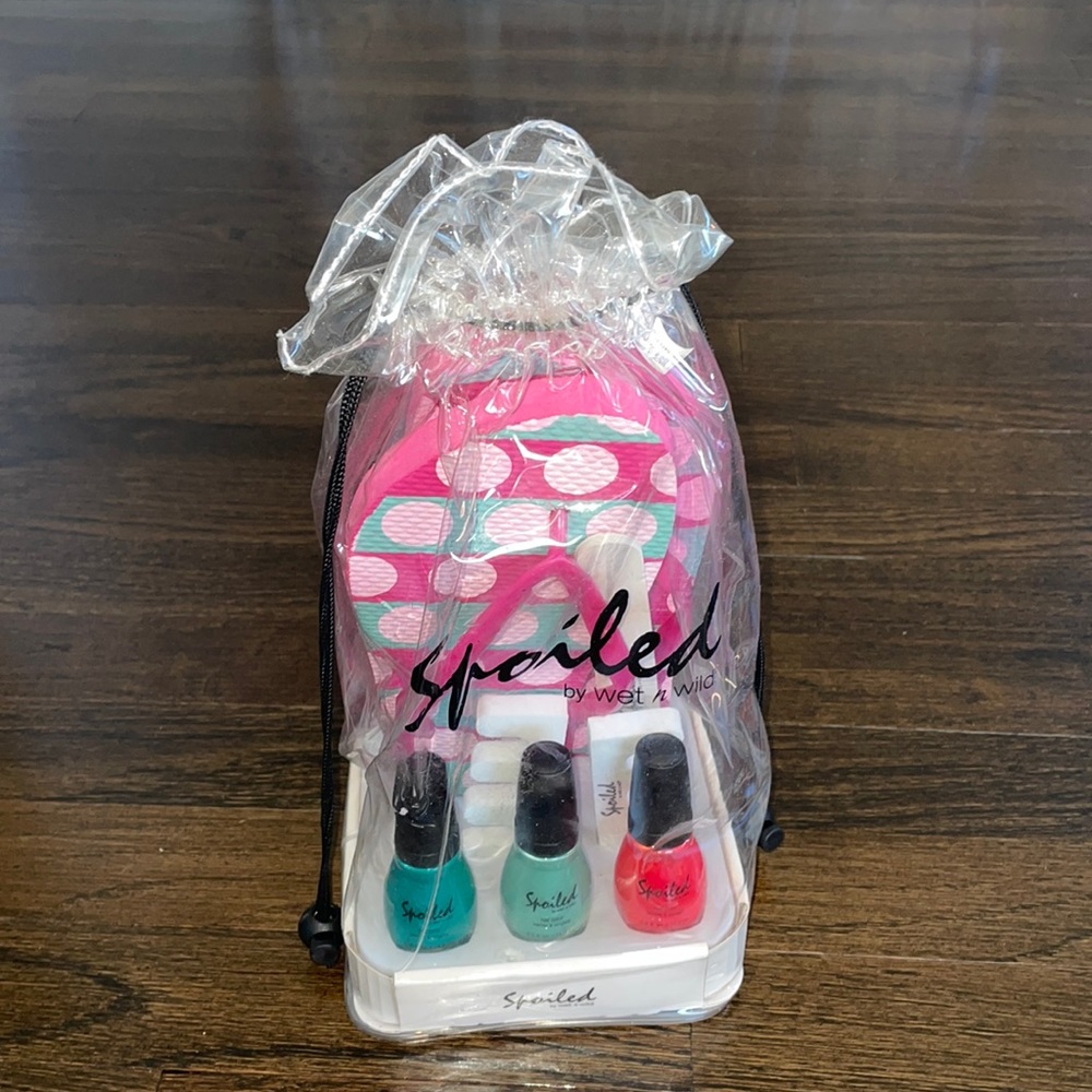 Pink flip flops and pedicure set